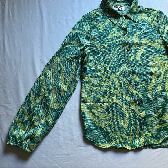BUCKET LIST green printed button up long puff sleeve blouse - Picture 2 of 6